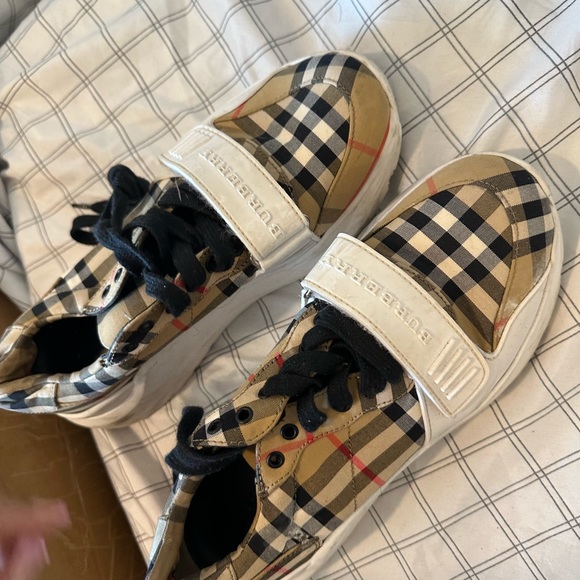 Size 37 Burberry shoes - Picture 2 of 2